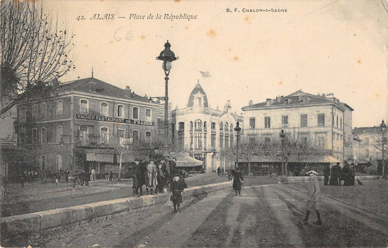 Carte postale ancienne Alais Place De La Republique