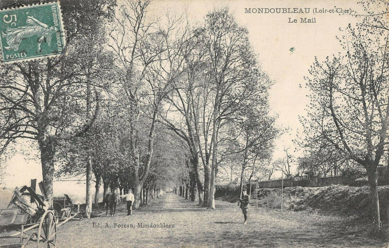 Carte postale ancienne Mondoubleau Le Mail à Mondoubleau