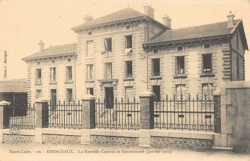 Carte postale ancienne Yssingeaux La Nouvelle Caserne De Gendarmerie 1903 à Yssingeaux