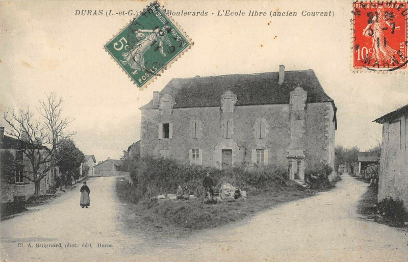 Carte postale ancienne Duras Les Boulevards L'Ecole Libre Ancien Couvent à Duras