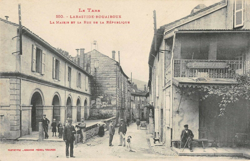 Carte postale ancienne Labastide Rouairoux La Mairie Et La Rue De La Republique à Rouairoux