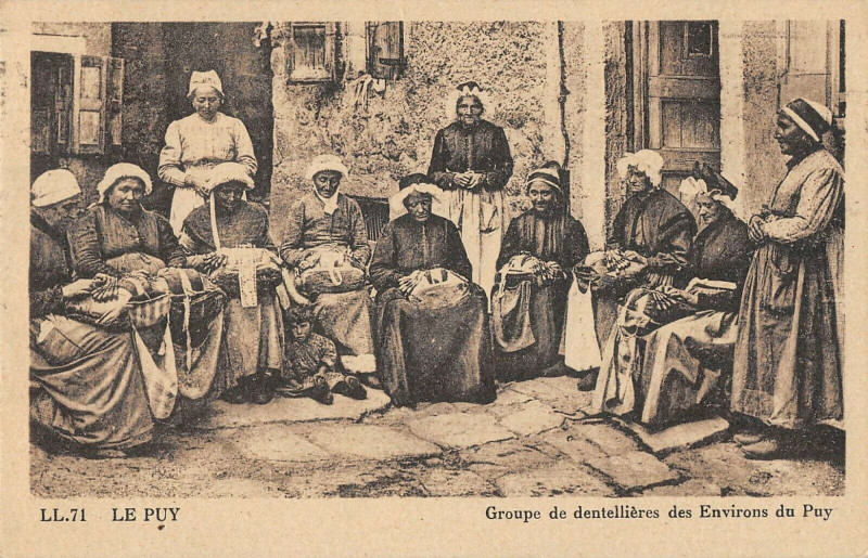 Carte postale ancienne Le Puy Groupe De Dentellieres Des Environs Du Puy