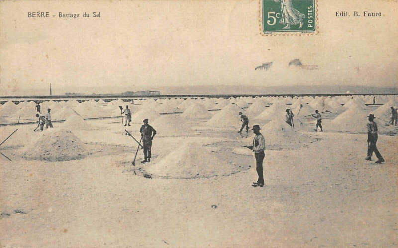 Carte postale ancienne Berre Battage Du Sel (cliché pas courant