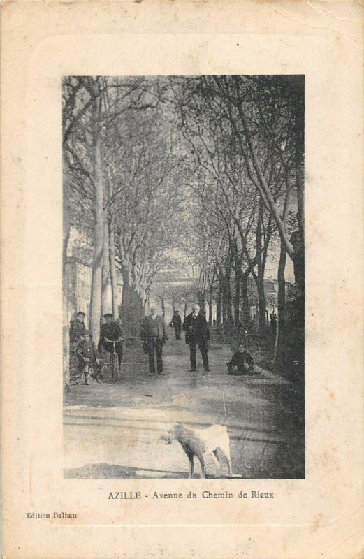 Carte postale ancienne Azille Avenue Du Chemin De Rieux (cliché rare à Azille