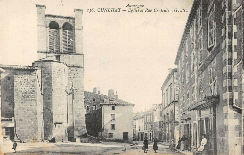 Carte postale ancienne Cunlhat Eglise Et Rue Centrale à Cunlhat