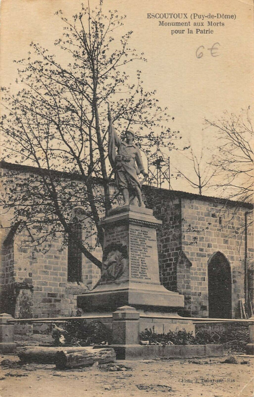 Carte postale ancienne Escoutoux Monument Aux Morts à Escoutoux