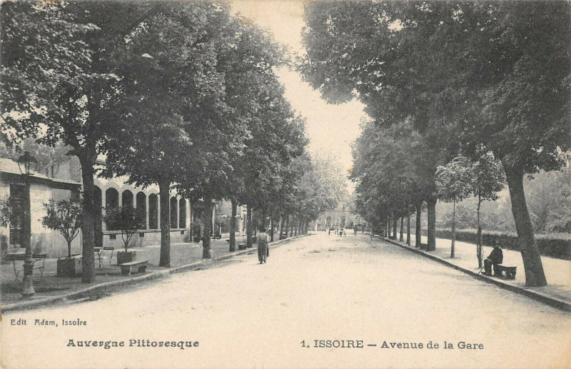 Carte postale ancienne Issoire Avenue De La Gare à Issoire