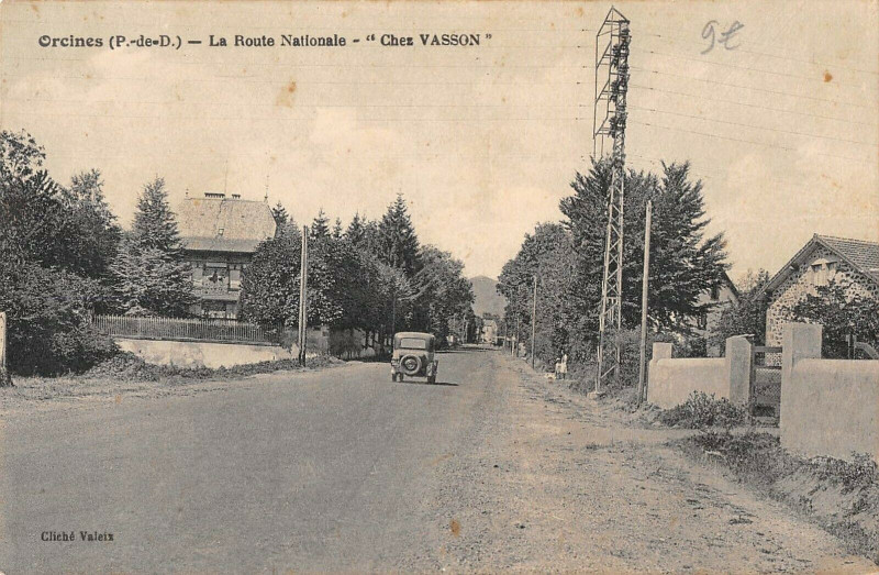 Carte postale ancienne Orcines La Route Nationale Chez Vasson à Orcines