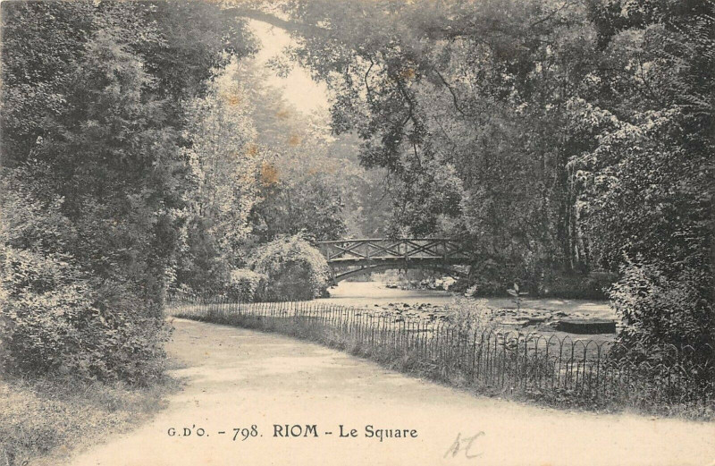 Carte postale ancienne Riom Le Square à Riom