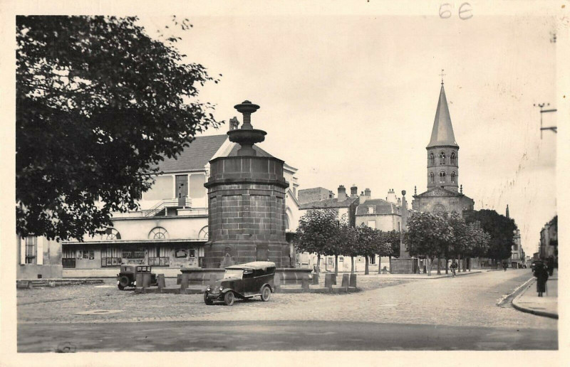 Carte postale ancienne Riom Eglise Saint Amable Et Rue Du Commerce à Riom