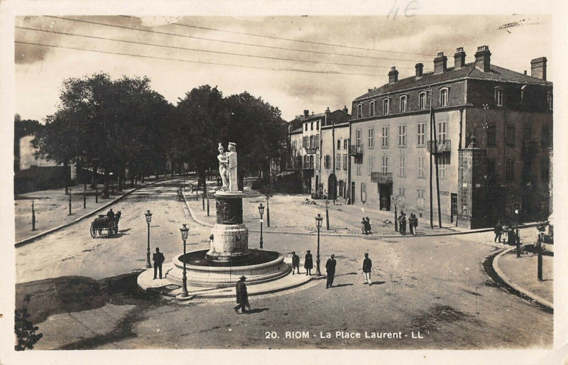 Carte postale ancienne Riom La Place Laurent à Riom
