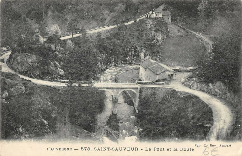 Carte postale ancienne Saint Sauveur Le Pont Et La Route