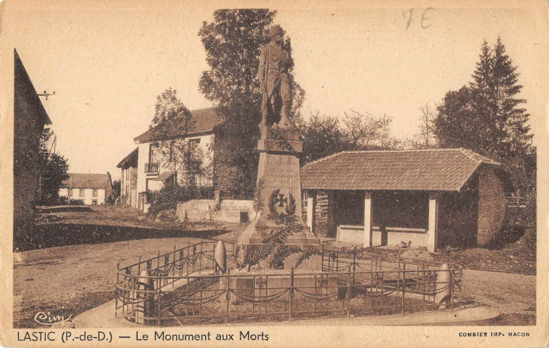 Carte postale ancienne Lastic Le Monument Aux Morts à Lastic
