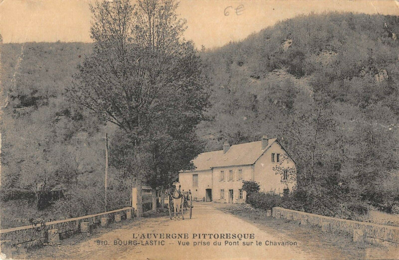 Carte postale ancienne Bourg Lastic Vue Prise Du Pont Sur Le Chavanon à Lastic