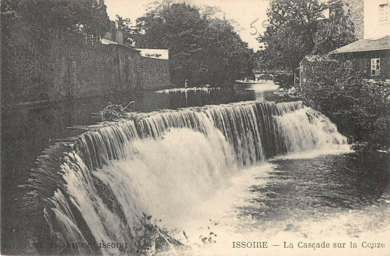 Carte postale ancienne Issoire La Cascade Sur La Couze à Issoire