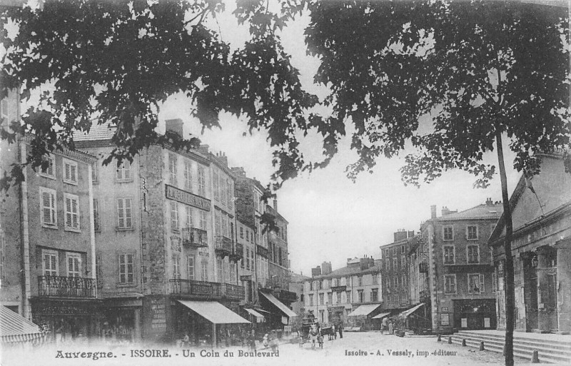 Carte postale ancienne Issoire Un Coin Du Boulevard à Issoire