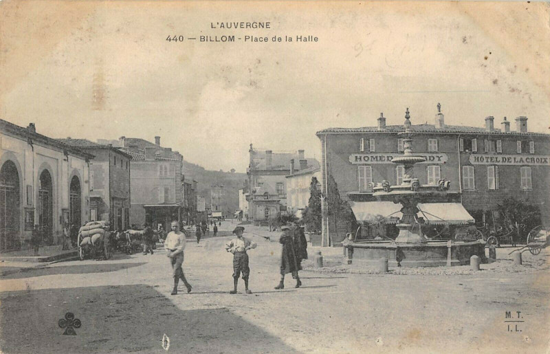 Carte postale ancienne Billom Place De La Halle à Billom