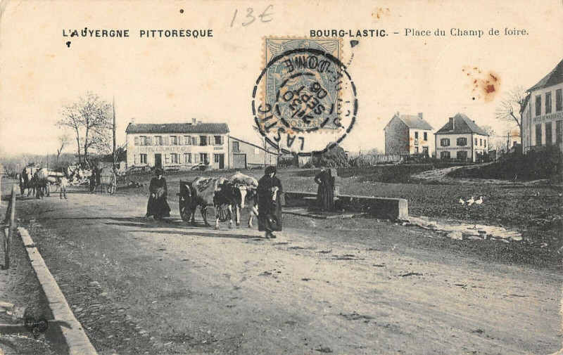 Carte postale ancienne Bourg Lastic Place Du Champ De Foire à Lastic