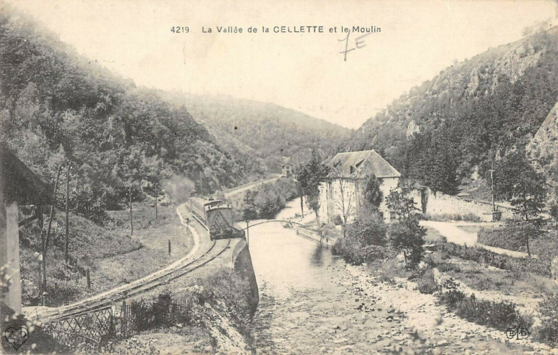 Carte postale ancienne La Vallee De La Cellette Et Le Moulin à La Celle