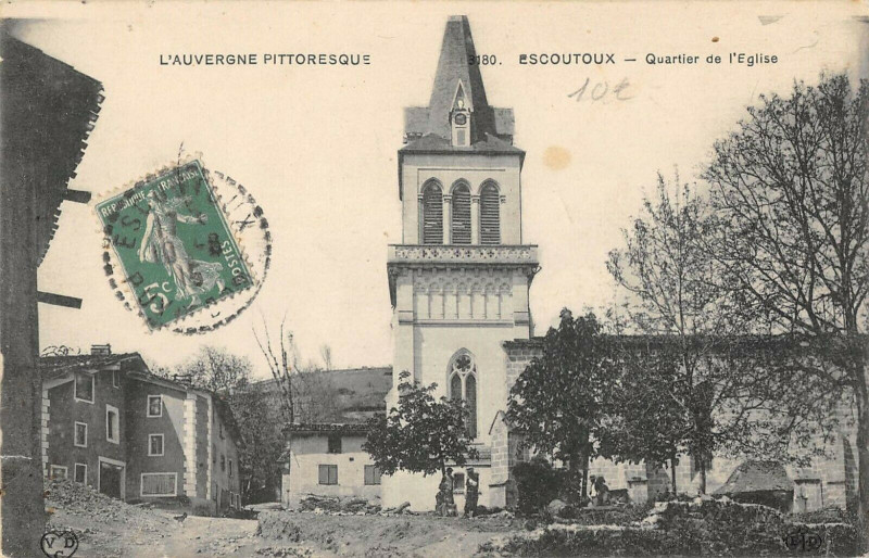 Carte postale ancienne Escoutoux Quartier De L'Eglise à Escoutoux