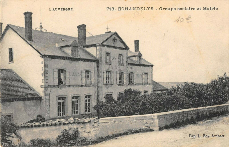 Carte postale ancienne Echandelys Groupe Scolaire Et Mairie à Échandelys