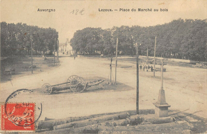 Carte postale ancienne Lezoux Place Du Marche Au Bois à Lezoux