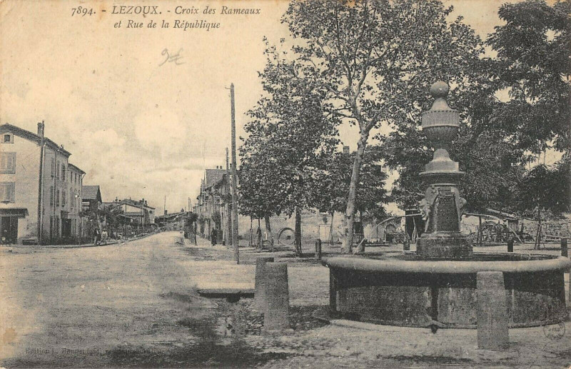 Carte postale ancienne Lezoux Croix Des Rameaux Et Rue De La Republique à Lezoux