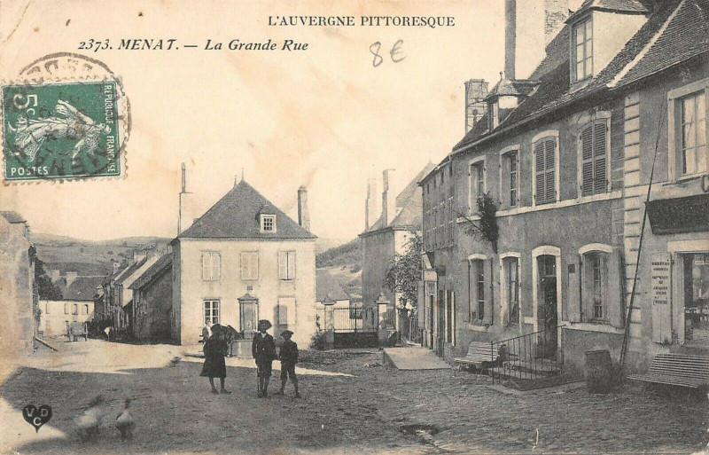 Carte postale ancienne Menat La Grande Rue à Menat