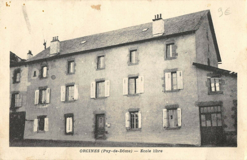 Carte postale ancienne Orcines Ecole Libre à Orcines