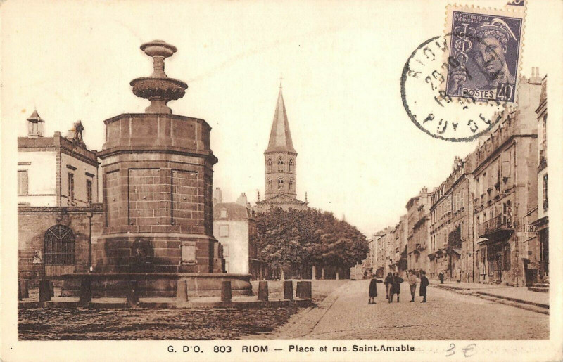 Carte postale ancienne Riom Place Et Rue St Amable à Riom