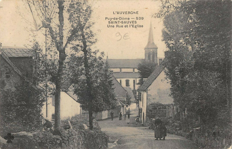 Carte postale ancienne Saint Sauves Une Rue Et Eglise