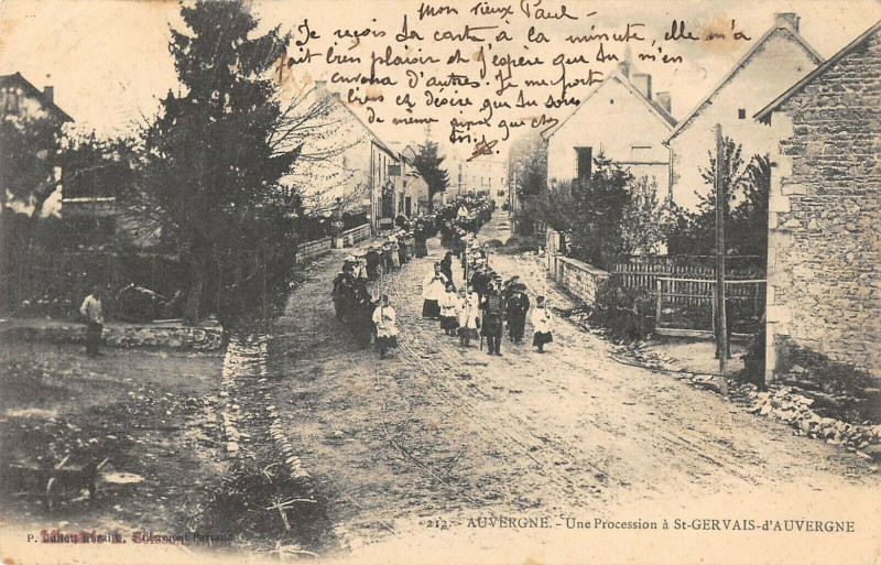 Carte postale ancienne Auvergne Une Procession A Saint Gervais D'Auvergne à Saint-Gervais-d'Auvergne
