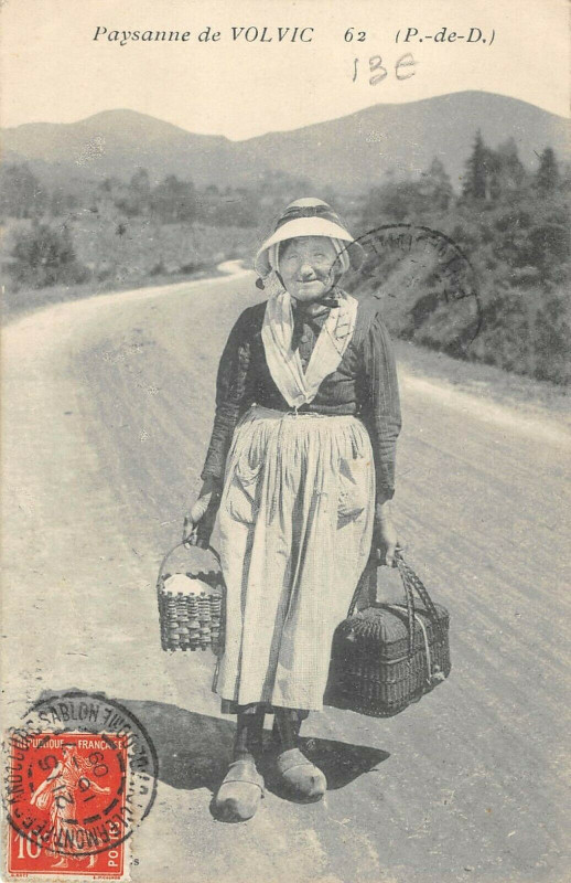 Carte postale ancienne Paysanne De Volvic à Volvic