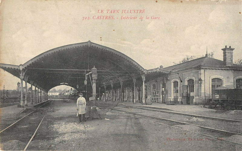 Carte postale ancienne Castres Interieur De La Gare à Castres