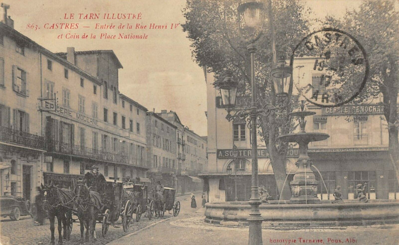 Carte postale ancienne Castres Entree De La Rue Henri Iv Et Coin De La Place Nationale à Castres