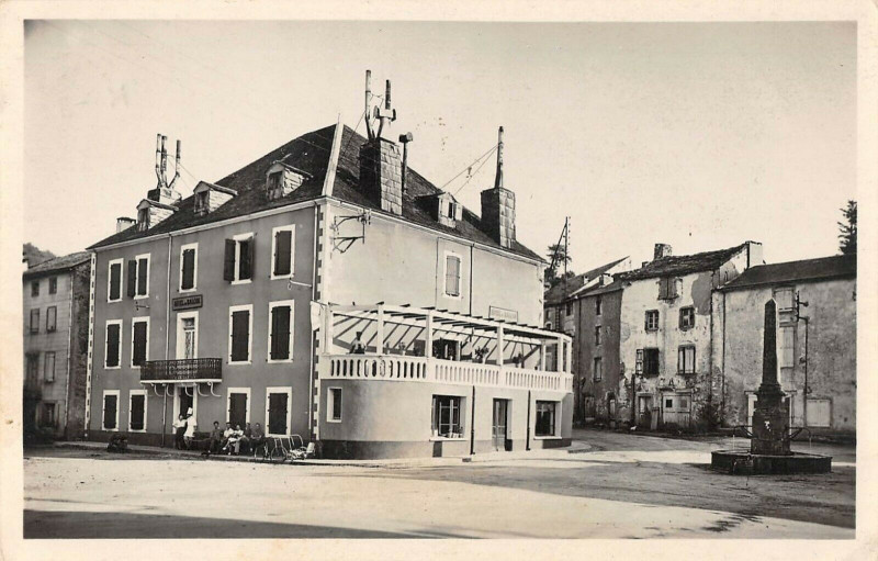 Carte postale ancienne Brassac Obelisque Et Hotel De Balcon à Brassac