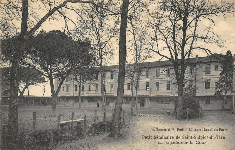 Carte postale ancienne Petit Seminaire De Saint Sulpice Du Tarn Facade Sur Cour