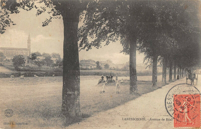 Carte postale ancienne Labessonnie Avenue De Realmont à Réalmont