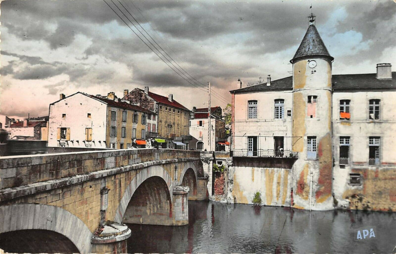 Carte postale ancienne Brassac Le Pont Et Le Chateau Poste à Brassac