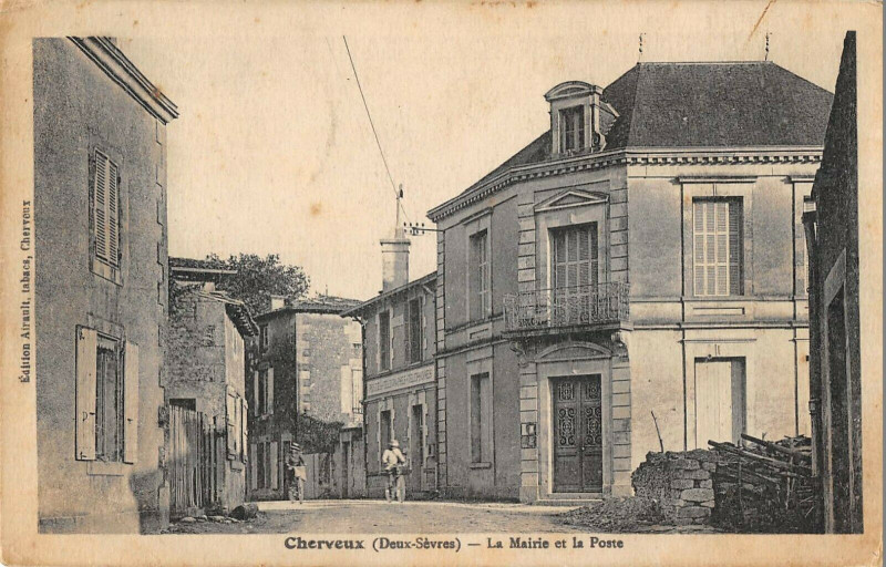 Carte postale ancienne Cherveux Mairie Et Poste à Cherveux