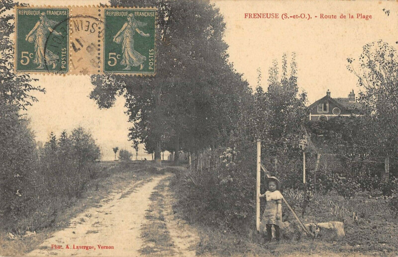 Carte postale ancienne Freneuse Route De La Plage à Freneuse