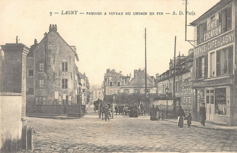 Carte postale ancienne Lagny Passage A Niveau Du Chemin De Fer