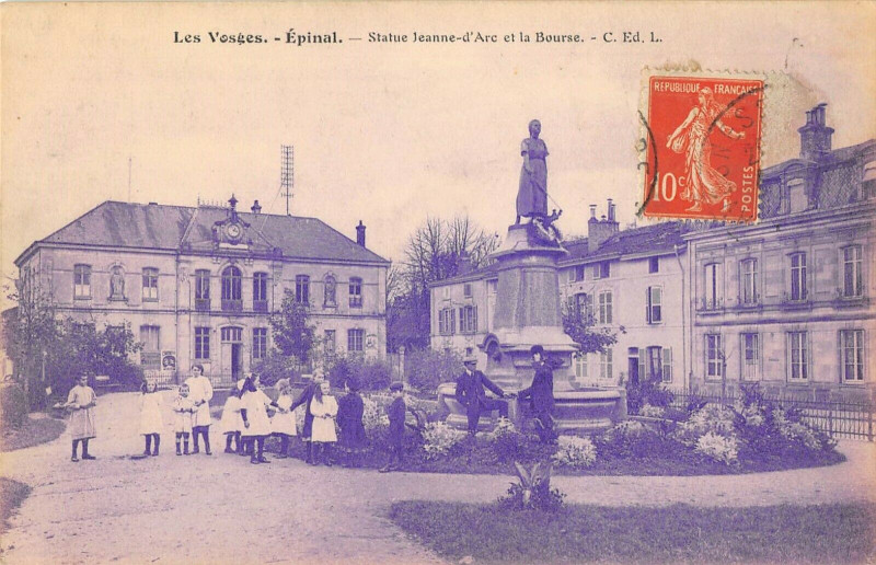 Carte postale ancienne Epinal Statue Jeanne D'Arc Et La Bourse à Épinal