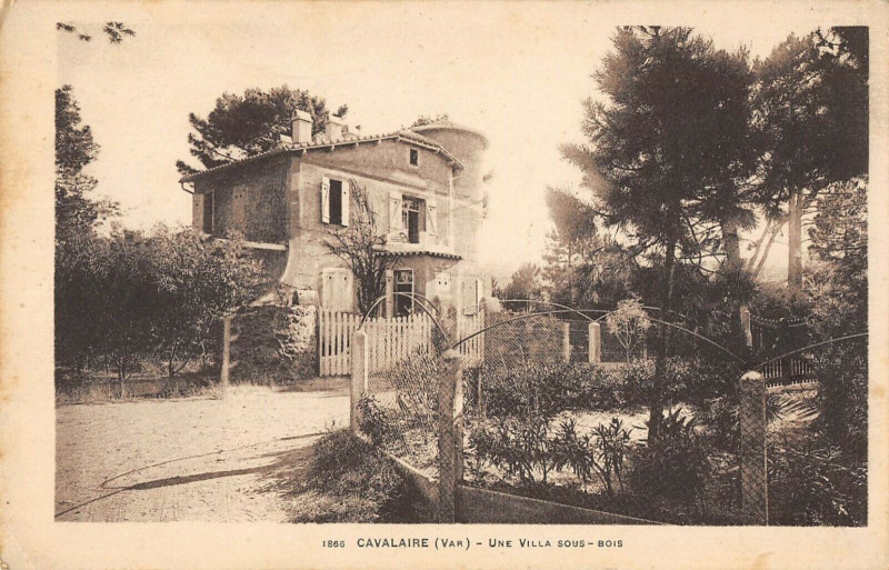 Carte postale ancienne Cavalaire Une Villa Sous Bois