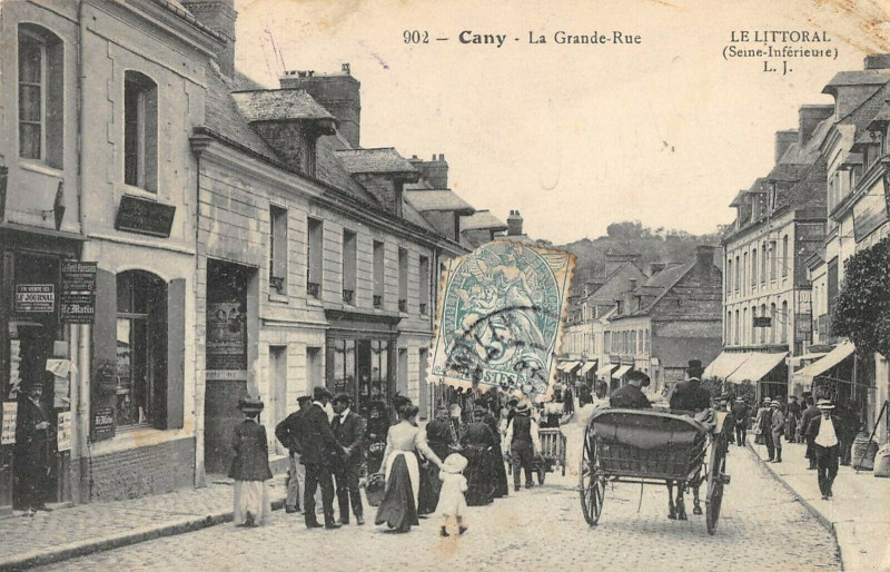 Carte postale ancienne Cany La Grande Rue (grosse animation