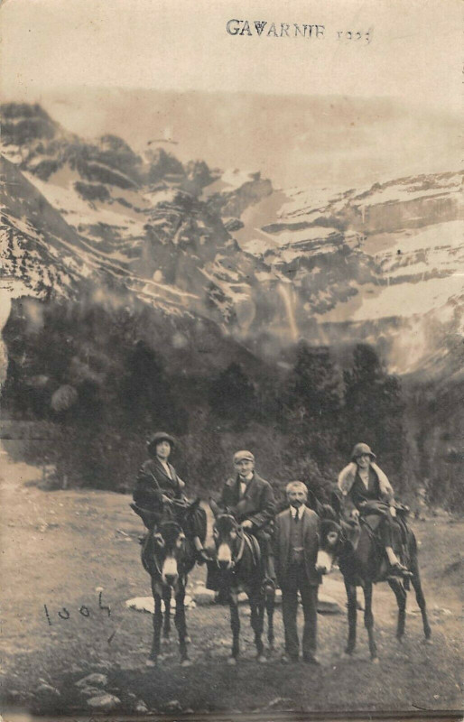 Carte postale ancienne Carte Photo Situee Au Devant De La Cpa A Gavarnie