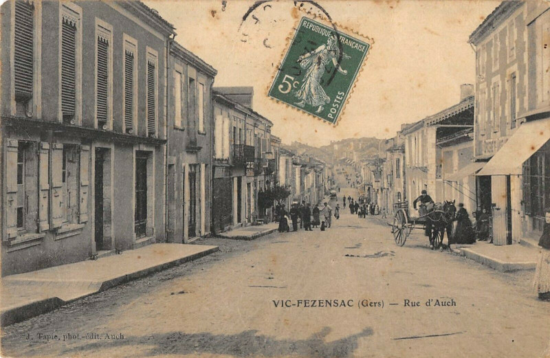 Carte postale ancienne Vic Fezensac Rue D'Auch à Auch