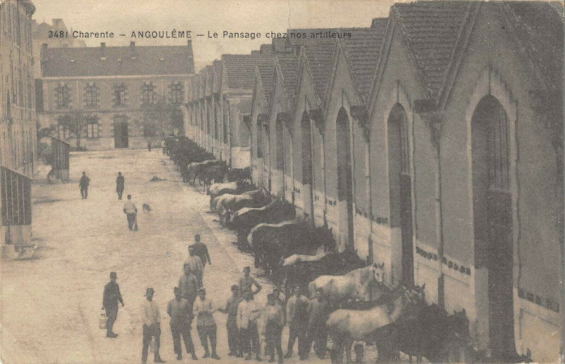 Carte postale ancienne Angouleme Le Pansage Chez Nos Artilleurs à Angoulême