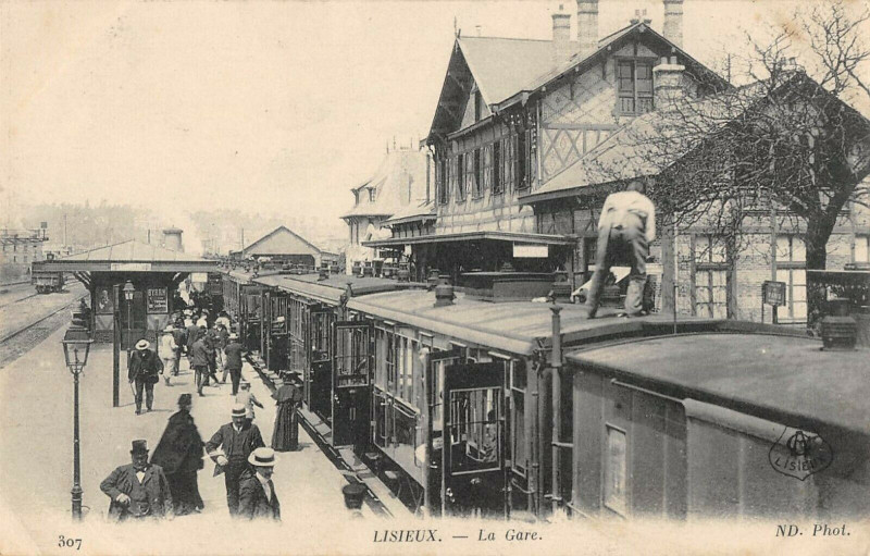 Carte postale ancienne Lisieux La Gare (Train En Gare à Lisieux