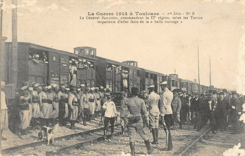 Carte postale ancienne Toulouse Le General Bailloud Commandant La 17e Salue Les Turcos à Toulouse